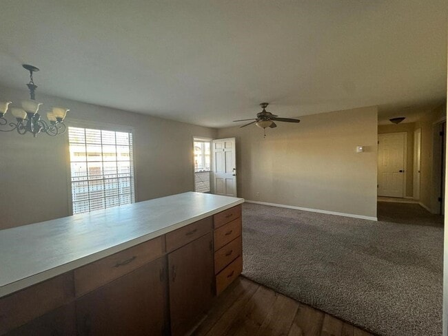 401 E Main St in Brenham, TX - Foto de edificio - Building Photo