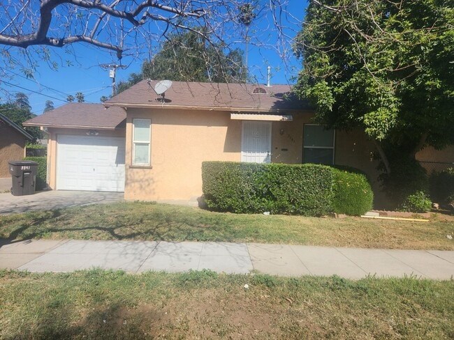property at 3315 Fairmount Blvd