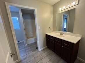 1080 Wallace Rd, Unit B8 in Jackson, TN - Foto de edificio - Building Photo