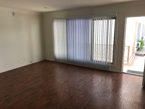 6151 Fountain Ave in Los Angeles, CA - Foto de edificio - Building Photo