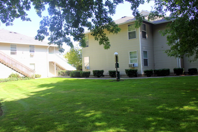 River Place Apartments in Gladstone, OR - Foto de edificio - Building Photo