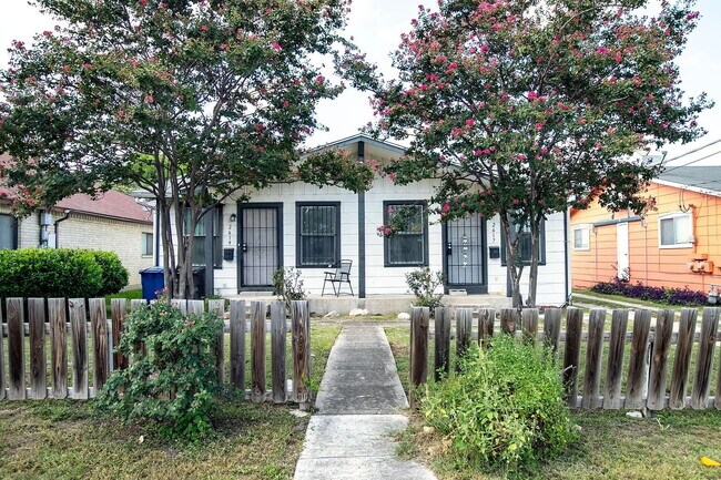 2611 W French Pl in San Antonio, TX - Building Photo - Building Photo