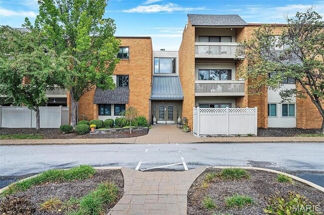 property at 950 E Rue de la Banque