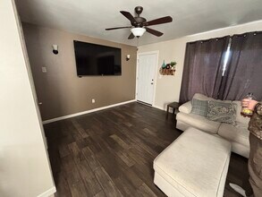 4012 E 27th St in Newburgh Heights, OH - Foto de edificio - Building Photo