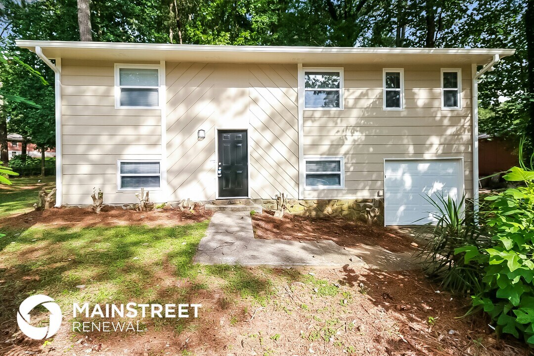 2412 Fairway Ct SW in Atlanta, GA - Foto de edificio