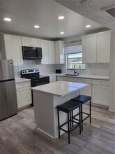 4650 Cove Cir, Unit 611 in St. Petersburg, FL - Building Photo - Building Photo
