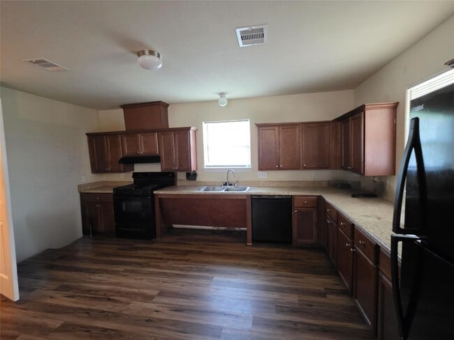 2402 14th Ave N in Texas City, TX - Building Photo - Building Photo