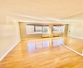 10 Hammond Pond Pky, Unit 304 in Chestnut Hill, MA - Building Photo - Building Photo