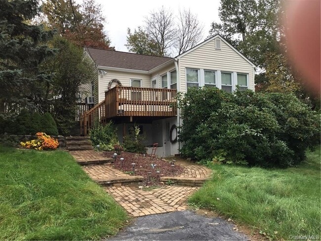 32 Highland Dr in Woodbury, NY - Building Photo - Building Photo