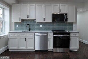 1 E Montgomery St in Baltimore, MD - Building Photo