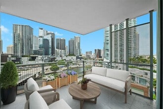 350 S Miami Ave in Miami, FL - Building Photo - Building Photo