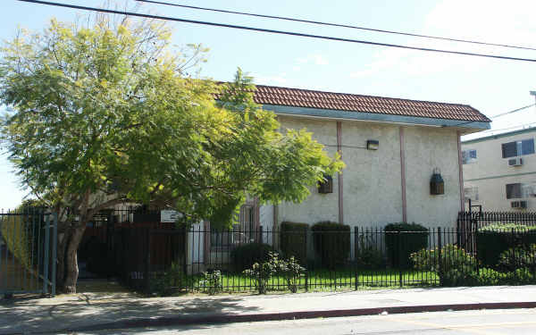 8808 Langdon Ave in North Hills, CA - Foto de edificio - Building Photo