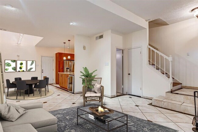 7350 Kirby Dr in Houston, TX - Building Photo - Building Photo