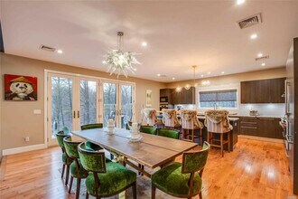 5 Parish Dr in Locust Valley, NY - Building Photo - Building Photo