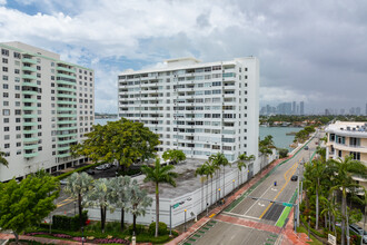 Belle Isle Apartment Corporation in Miami Beach, FL - Building Photo - Building Photo