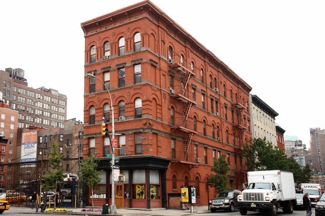 450 Tenth Ave in New York, NY - Building Photo