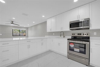 303 NW 7th St in Hallandale Beach, FL - Building Photo - Building Photo