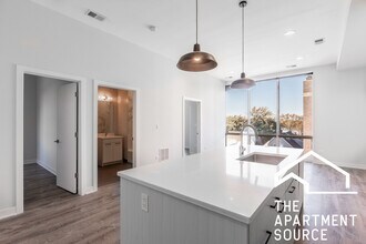 2247 W Lawrence Ave, Unit 403 in Chicago, IL - Foto de edificio - Building Photo