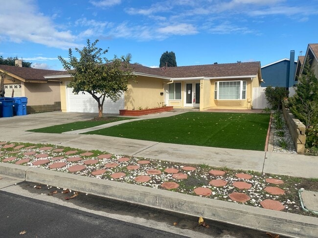 1611 Oakhorne Dr in Los Angeles, CA - Building Photo - Building Photo