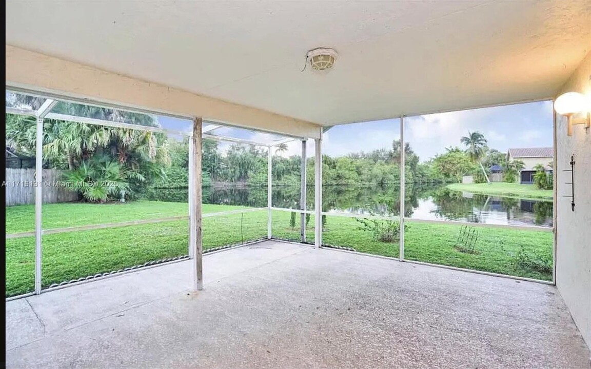 11146 Lakeaire Cir in Boca Raton, FL - Building Photo