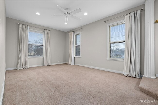 217 Washburn St, Unit UPPER in Elgin, IL - Foto de edificio - Building Photo