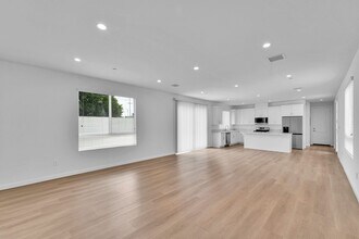 8702 N Silver Wy in Los Angeles, CA - Building Photo - Building Photo