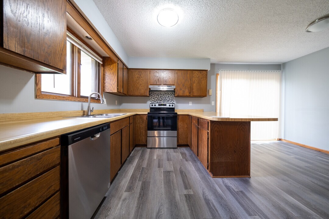 8461 144th St W in Apple Valley, MN - Building Photo