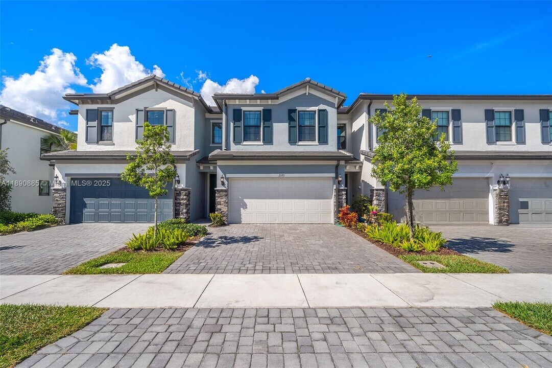 2193 Appleton Cir S in Oakland Park, FL - Building Photo