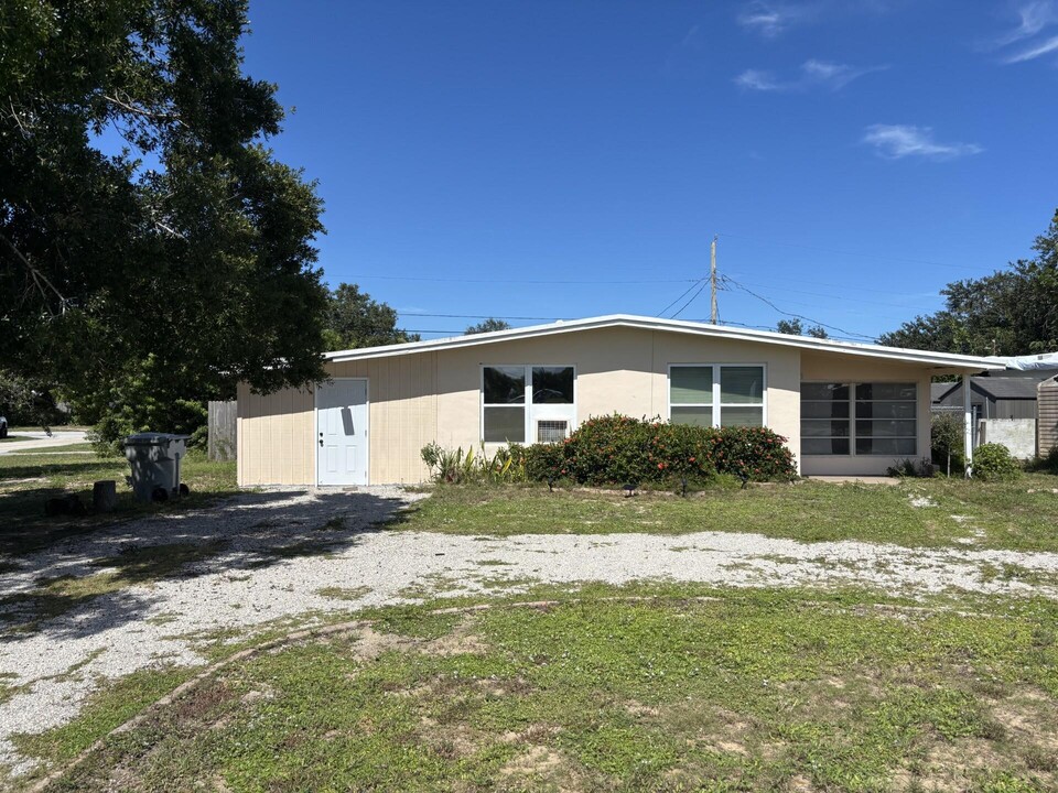 104 21st St SE in Vero Beach, FL - Building Photo