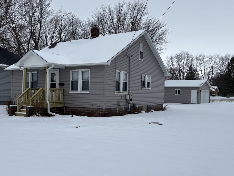 1802 Church St in Streator, IL - Building Photo