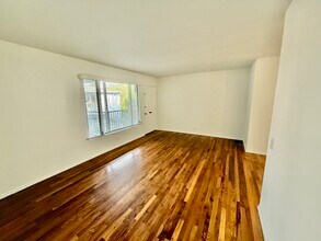 4900 Woodman Ave in Sherman Oaks, CA - Building Photo - Building Photo