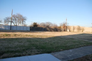 Mamman Park Estates in Irving, TX - Building Photo