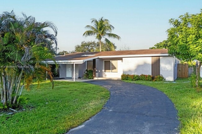 3210 NW 72nd Way in Hollywood, FL - Building Photo - Building Photo