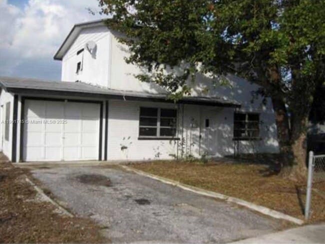 5167 Pat Pl in West Palm Beach, FL - Foto de edificio - Building Photo