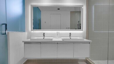 10545 NW 66th St in Doral, FL - Building Photo - Building Photo