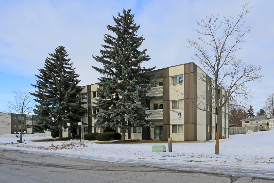 4 Birkshire Ct in Kitchener, ON - Building Photo