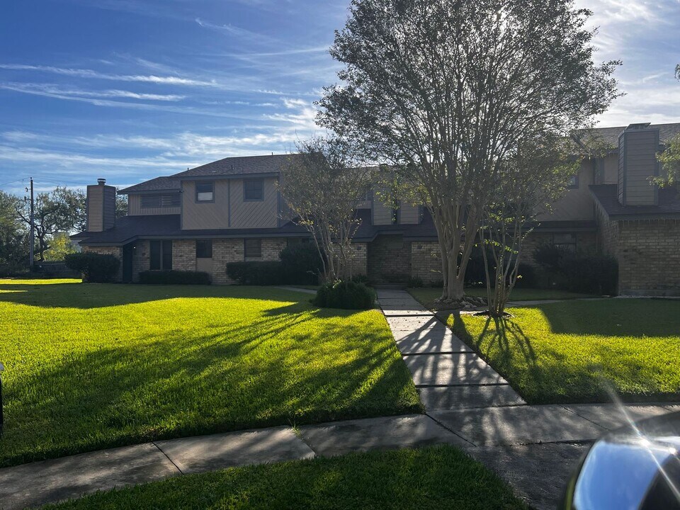5180 Middlecoff Cir in Corpus Christi, TX - Building Photo