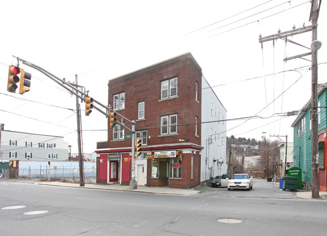 734-736 E Main St in Waterbury, CT - Building Photo - Building Photo