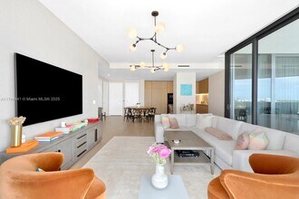 8701 Collins Ave, Unit # 805 in Surfside, FL - Foto de edificio - Building Photo