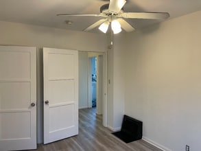 1301 N Buena Vista St in Burbank, CA - Foto de edificio - Building Photo