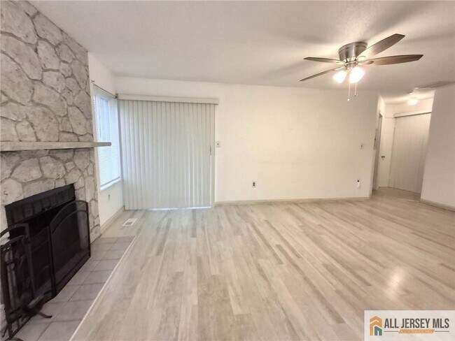 9 Chatham Square in Sayreville, NJ - Building Photo - Building Photo