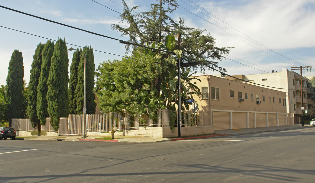 1551 N Poinsettia Pl in Los Angeles, CA - Building Photo