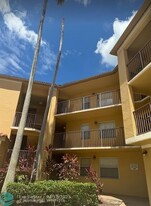 761 N Pine Island Rd in Plantation, FL - Building Photo