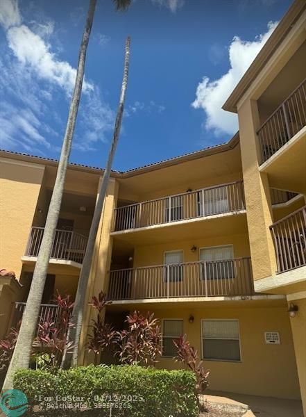 761 N Pine Island Rd in Plantation, FL - Building Photo