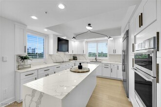 8720 Bay Colony Dr in Naples, FL - Building Photo - Building Photo