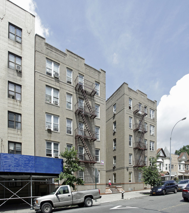 2033 Valentine Ave in Bronx, NY - Foto de edificio