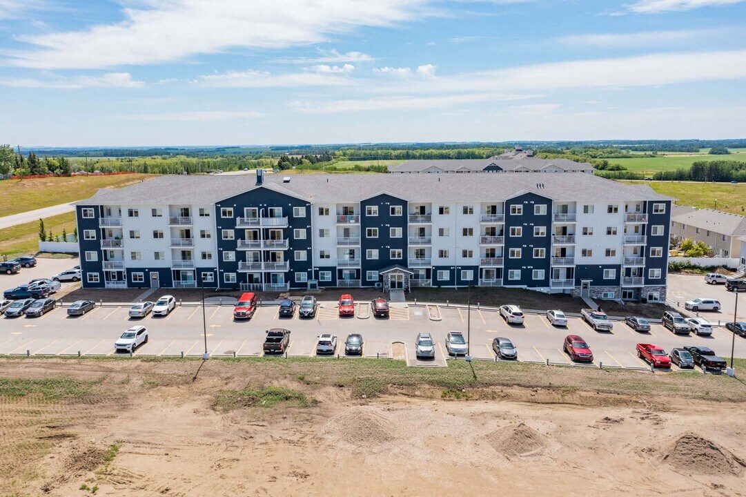 BlueWater Apartments South in Sylvan Lake, AB - Building Photo