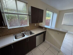 6990 NW 177th St in Hialeah, FL - Building Photo - Building Photo