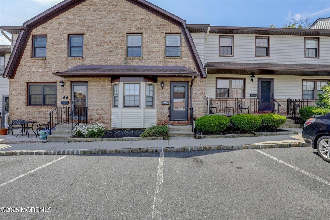 95 Village Green Way in Hazlet, NJ - Foto de edificio