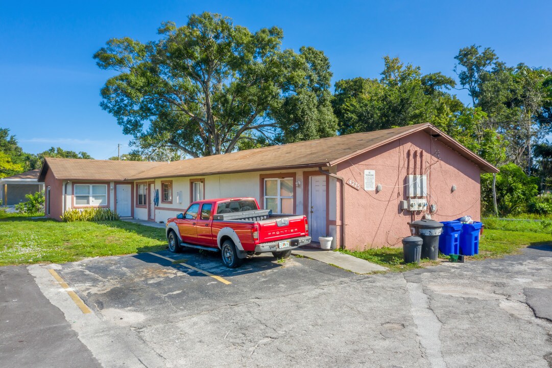 4275 Desoto Ave in Ft. Myers, FL - Foto de edificio
